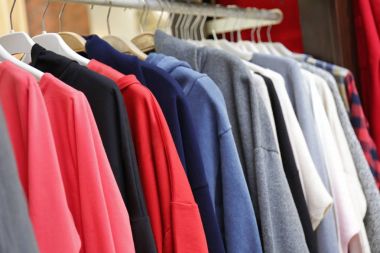 farklı kıyafet ile raf