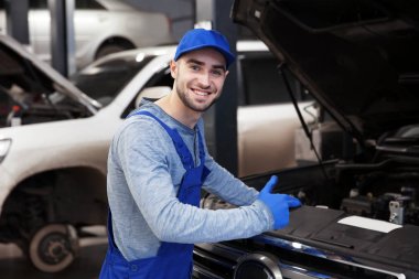 makinist açık araba hood önünde