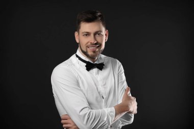 Yakışıklı genç adam. 