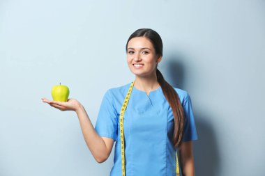 Genç kadın beslenme uzmanı