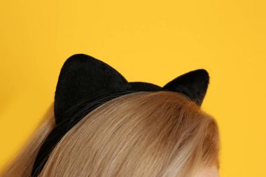 Kedi kulakları genç kadın 