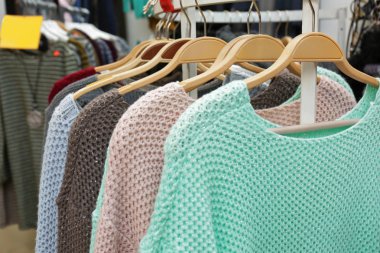 farklı kıyafet ile raf