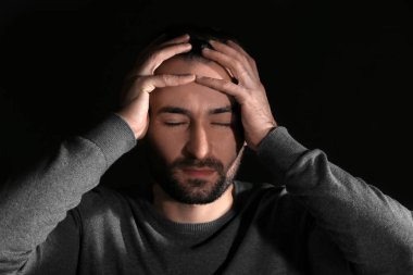 Yakışıklı depresif adam