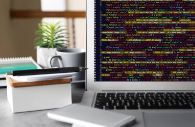Komut dosyası kodu ile programcı dizüstü