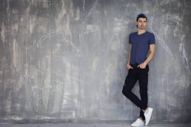 şık yakışıklı genç  