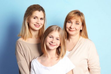 Anne ve büyükanne ile şirin kız