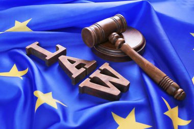 Yargıç tokmak ve Word'ün hukuk