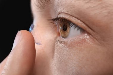  Kontakt lens koyarak adam