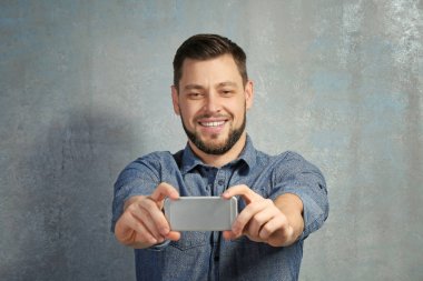 Genç adam alarak selfie