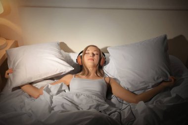 Müzik Dinleyen Kadın 