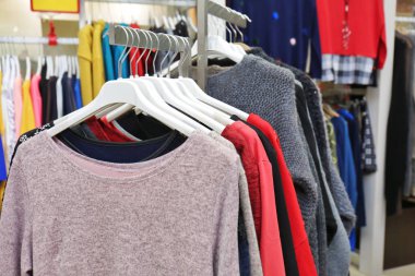 farklı kıyafet ile raf