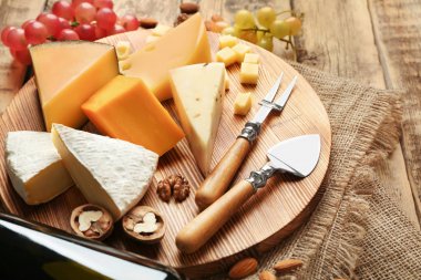 Lezzetli peynir, üzüm ve fındık