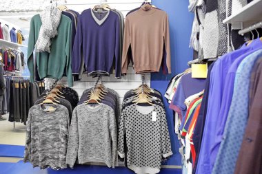  dükkanda farklı kıyafetler