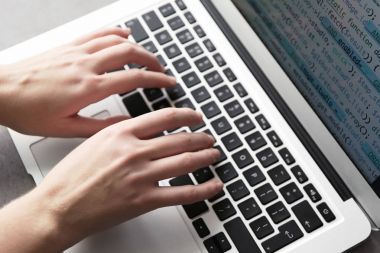 Dizüstü bilgisayar kullanarak programcı