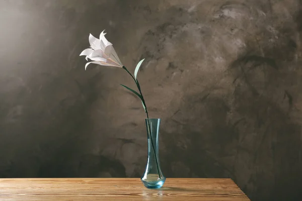 Vase mit schöner Papierlilie — Stockfoto