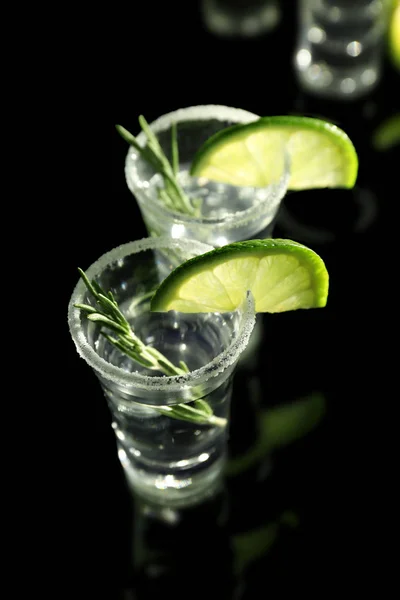 Tequila-Shots mit saftigen Limettenscheiben — Stockfoto