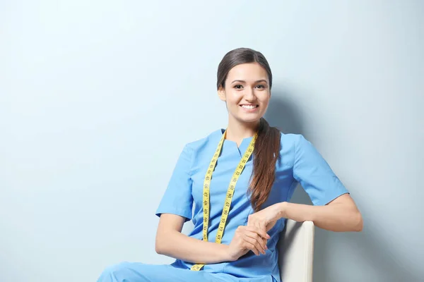 Jovem nutricionista feminina — Fotografia de Stock