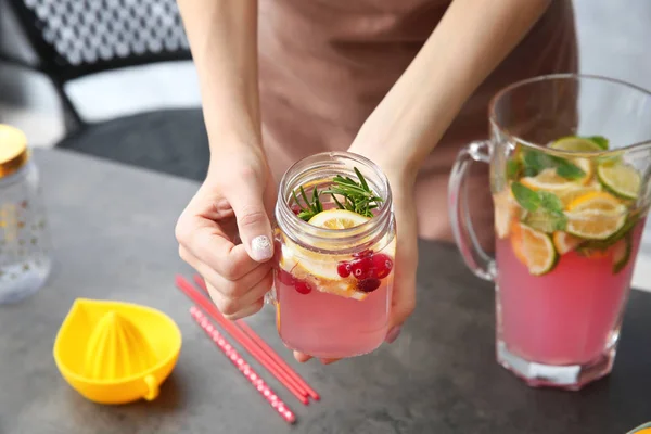 Jonge vrouw met limonade — Stockfoto