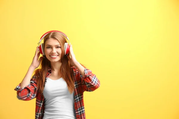 Beautiful young woman listening to music — Stock Photo, Image