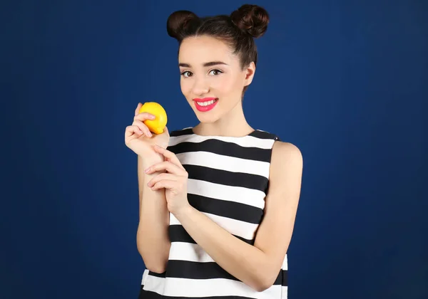 Schöne junge Frau mit Zitrone — Stockfoto