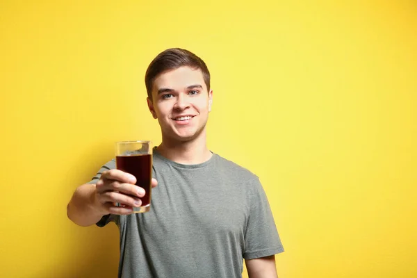 Młody człowiek pije sok — Zdjęcie stockowe