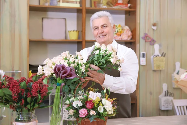 Florist taking care of flowers — Stock Photo, Image