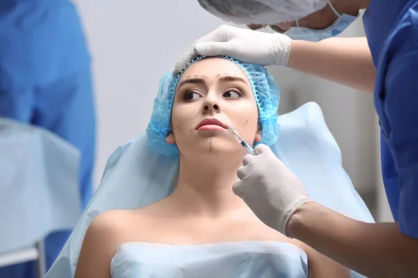 Cirurgião Plástico Fazendo Injeção Facial Clínica — Fotografia de Stock