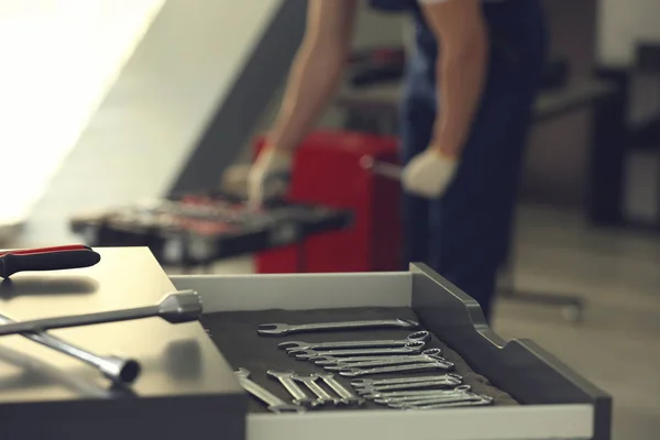 Schubladeneinheit mit Werkzeug in der Autoreparatur — Stockfoto