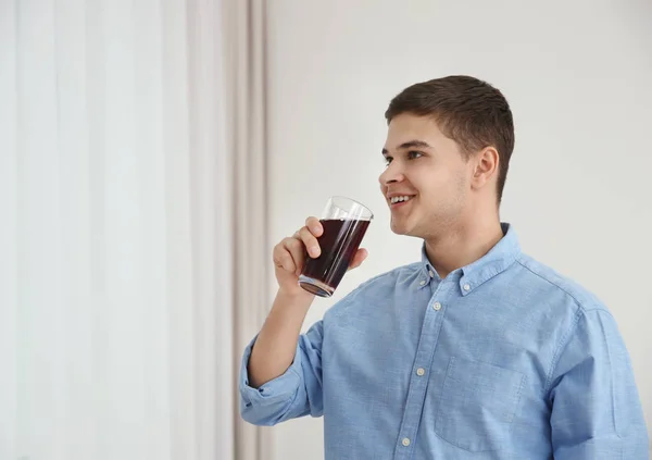 Молодой человек пьет сок — стоковое фото