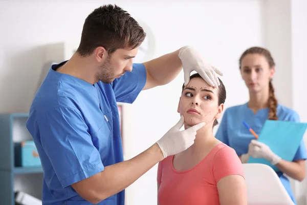 Plastik Cerrahi Kliniği Işleminde Önce Genç Kadının Yüzüne Incelenmesi — Stok fotoğraf