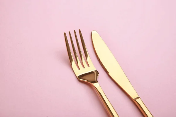 Tenedor y cuchillo sobre fondo de color — Foto de Stock