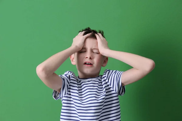 Junge leidet unter Kopfschmerzen — Stockfoto