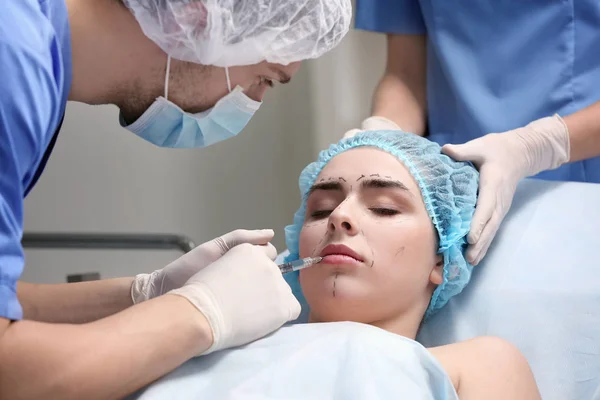 Cirujano Plástico Haciendo Inyección Facial Clínica — Foto de Stock