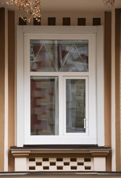 Vintage-Fenster mit dekorierter Wand — Stockfoto