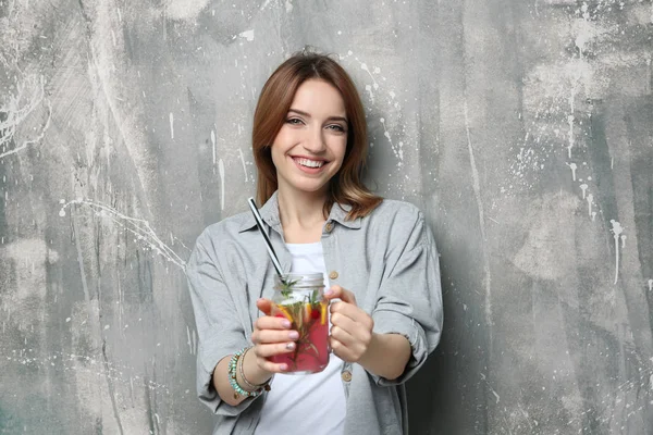 Beautiful young woman with lemonade — Stock Photo, Image