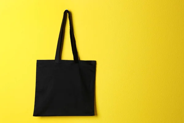Текстильна сумка на жовтому — стокове фото