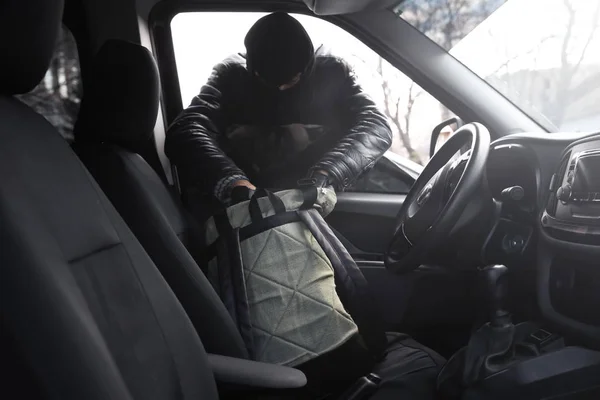 Крадіжка крадіжки сумки з автомобіля — стокове фото