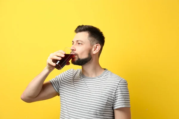 Bonito homem posando com suco — Fotografia de Stock