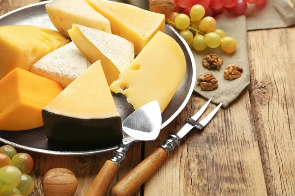 Bandeja con delicioso queso —  Fotos de Stock