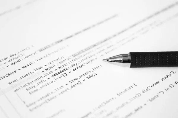 Код сценария на бумаге и ручке — стоковое фото