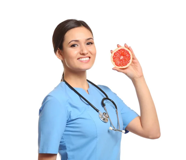 Женщина-диетолог с грейпфрутом — стоковое фото