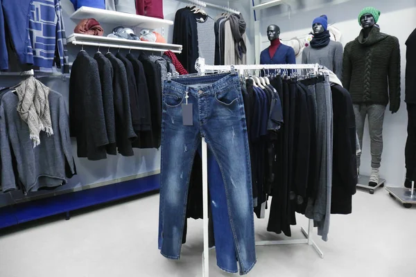 Regál s různými oblečení — Stock fotografie