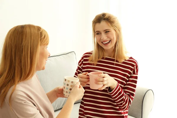 Felice giovane donna e madre — Foto Stock