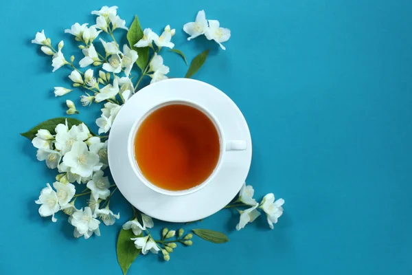 Tazza di tè con fiori di gelsomino — Foto Stock