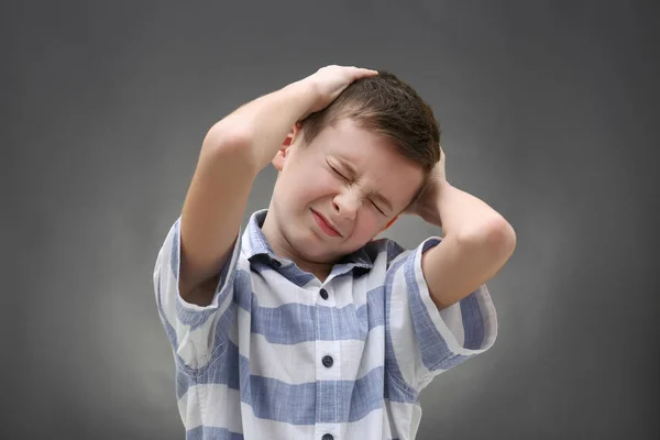 Jongen die lijden aan hoofdpijn — Stockfoto