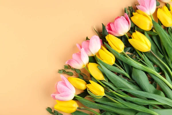 Ramo de tulipanes amarillos y rosados — Foto de Stock
