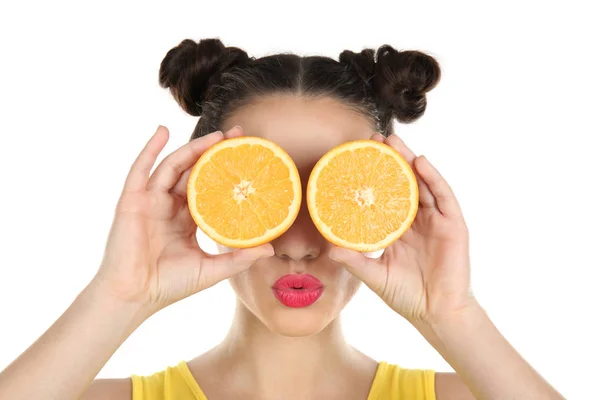 Jeune femme avec des moitiés orange — Photo