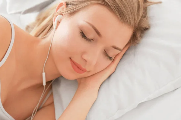 Wanita muda yang cantik Mendengarkan Musik — Stok Foto