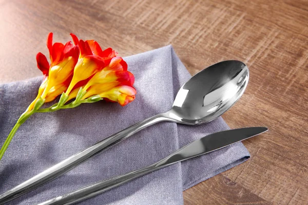 Cutlery set with napkin and flower