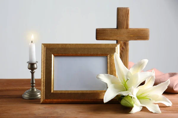 Cruz de madera, lirio blanco y marco — Foto de Stock